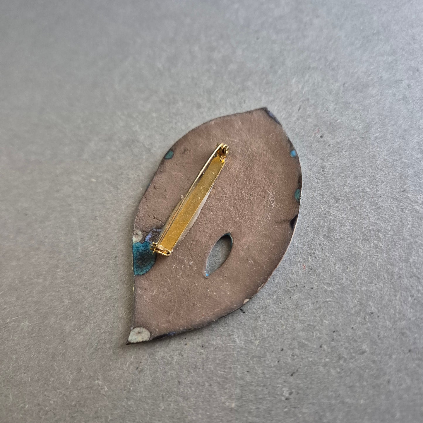 Emaille-Brosche in Blattform – Türkis & Gold