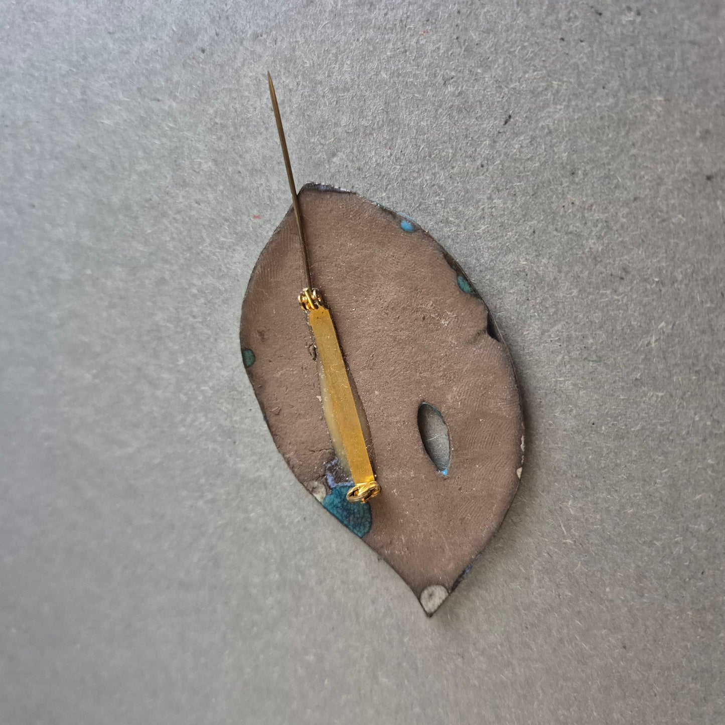 Emaille-Brosche in Blattform – Türkis & Gold