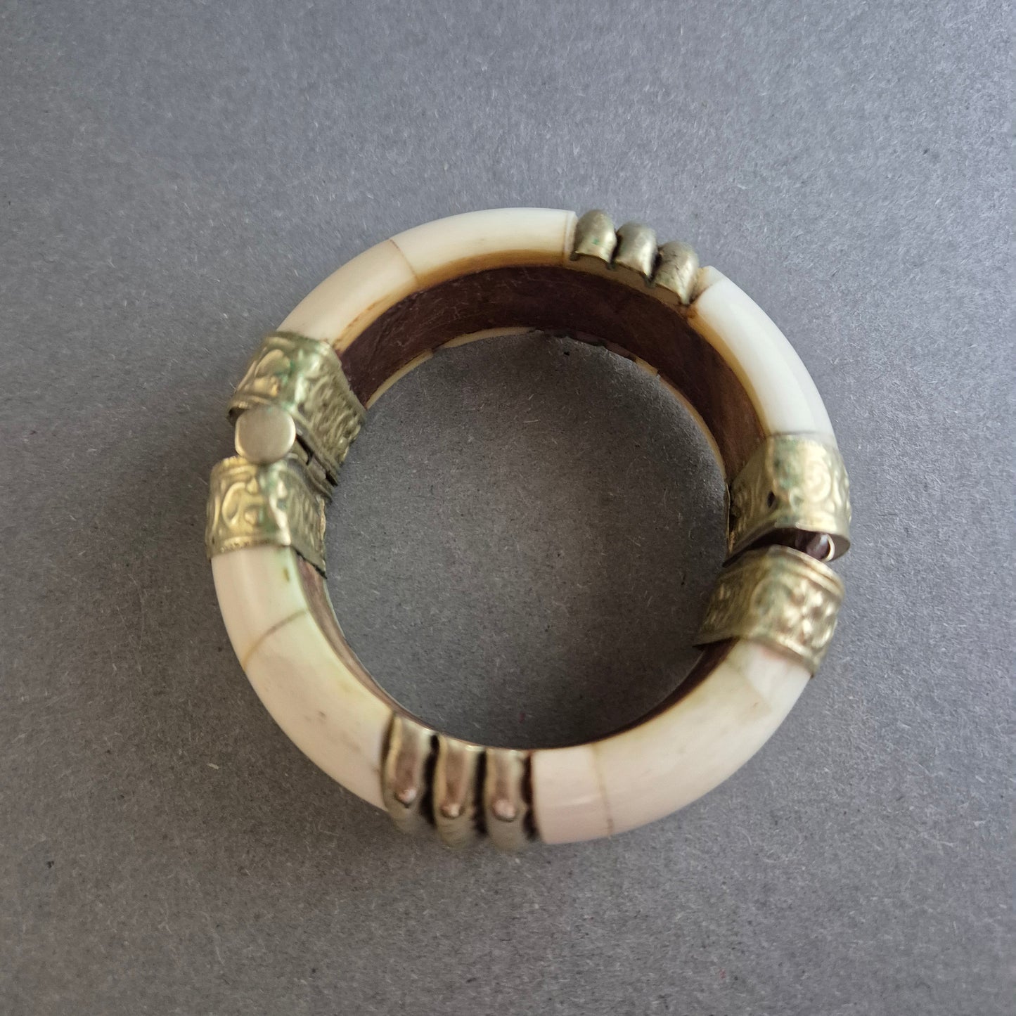 Ethno-Armreif – Elfenbeinoptik & Metall
