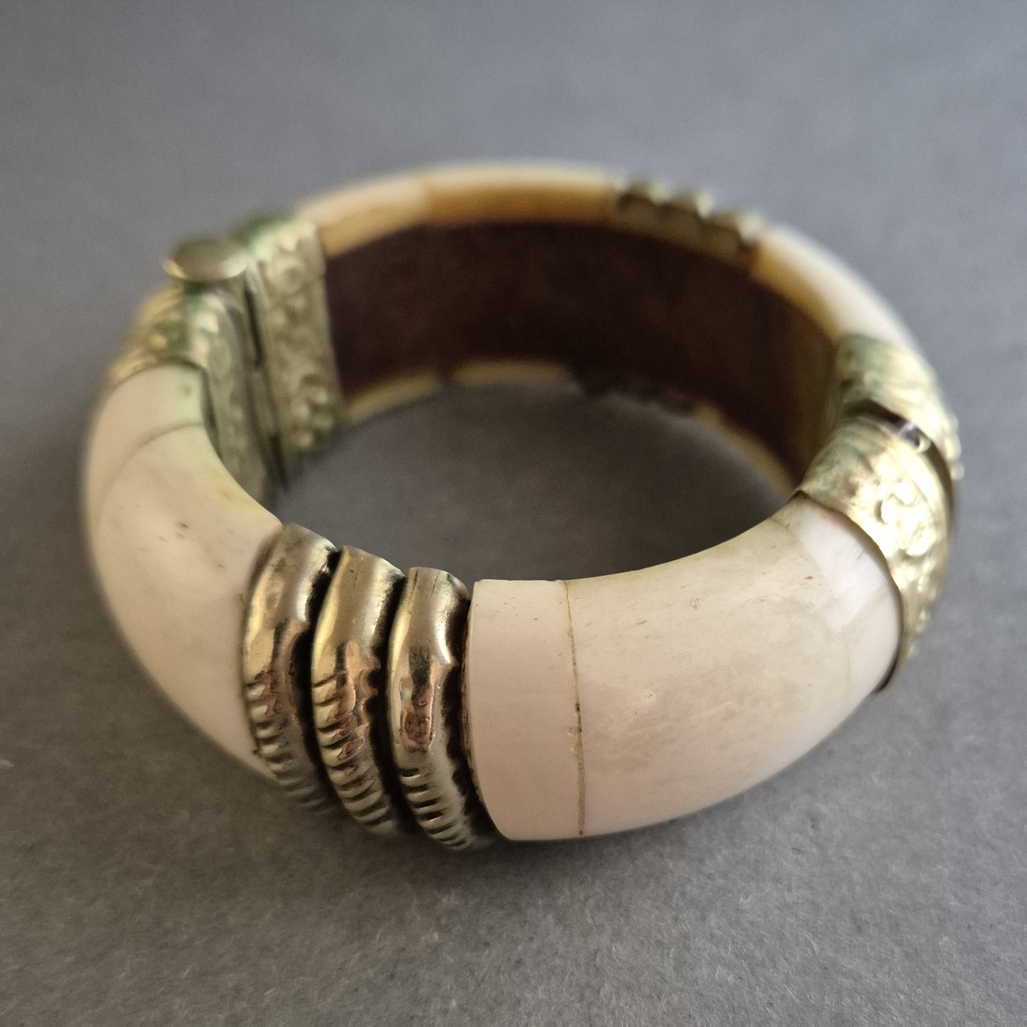 Ethno-Armreif – Elfenbeinoptik & Metall