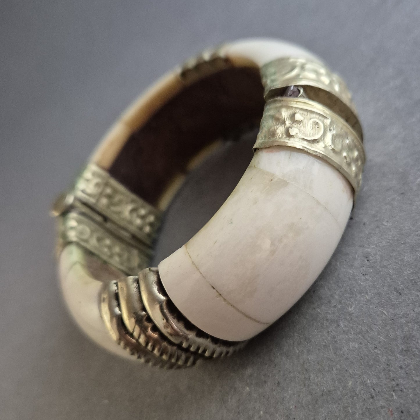 Ethno-Armreif – Elfenbeinoptik & Metall