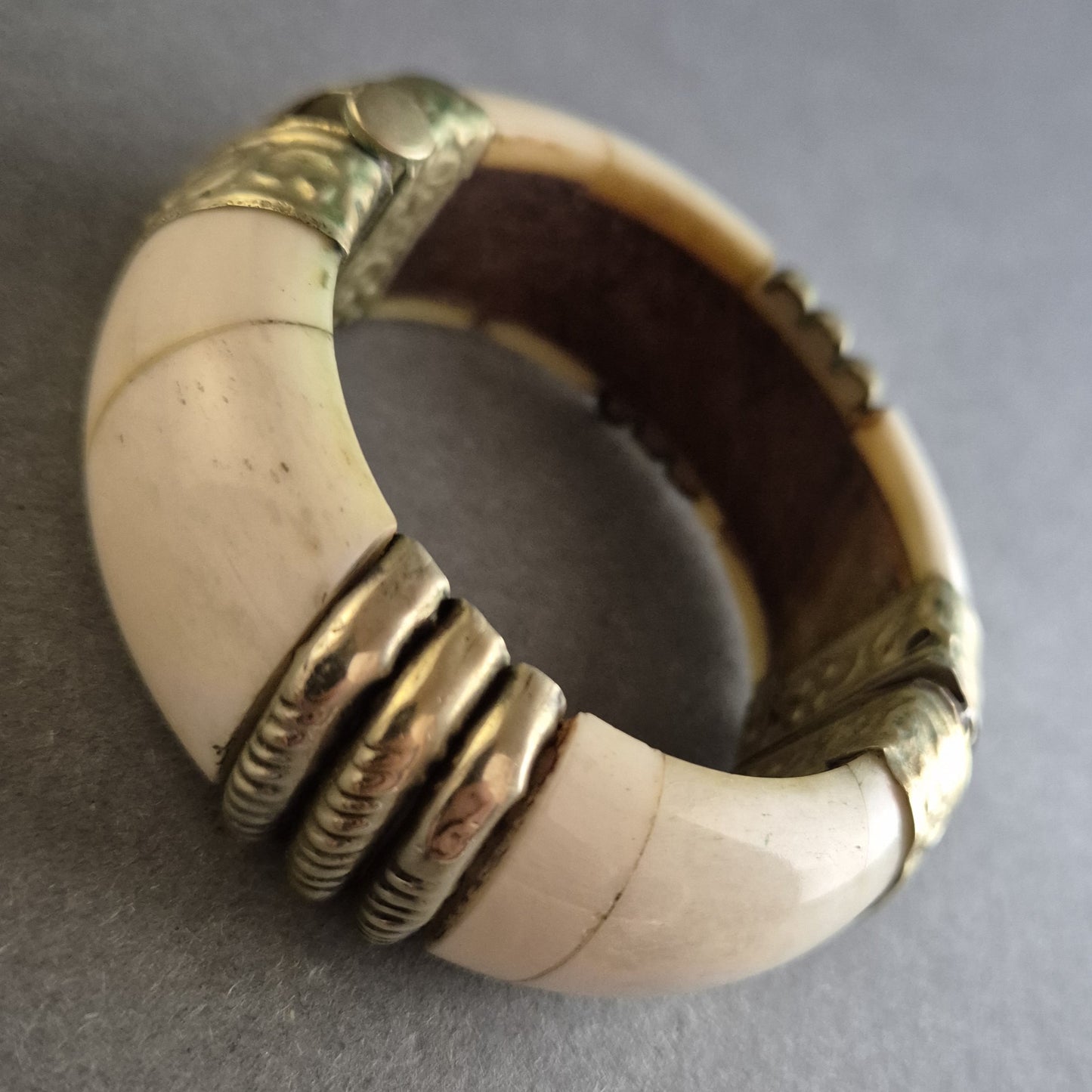 Ethno-Armreif – Elfenbeinoptik & Metall