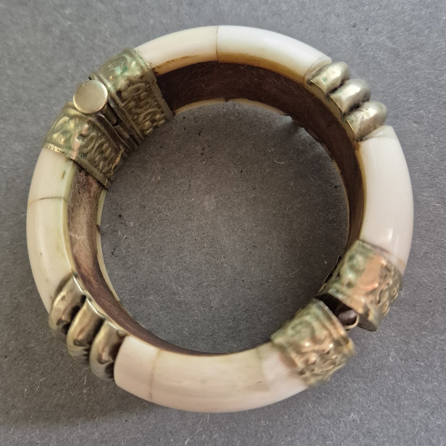 Ethno-Armreif – Elfenbeinoptik & Metall