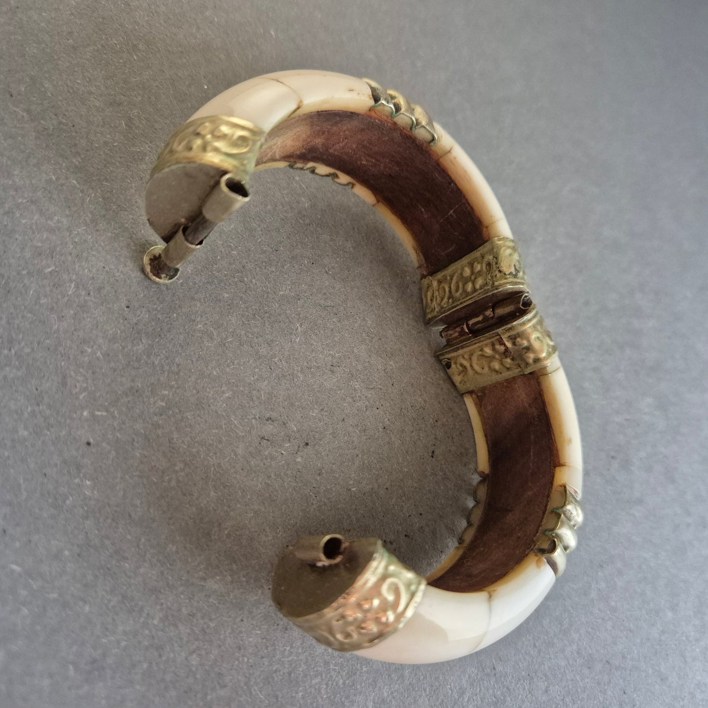 Ethno-Armreif – Elfenbeinoptik & Metall