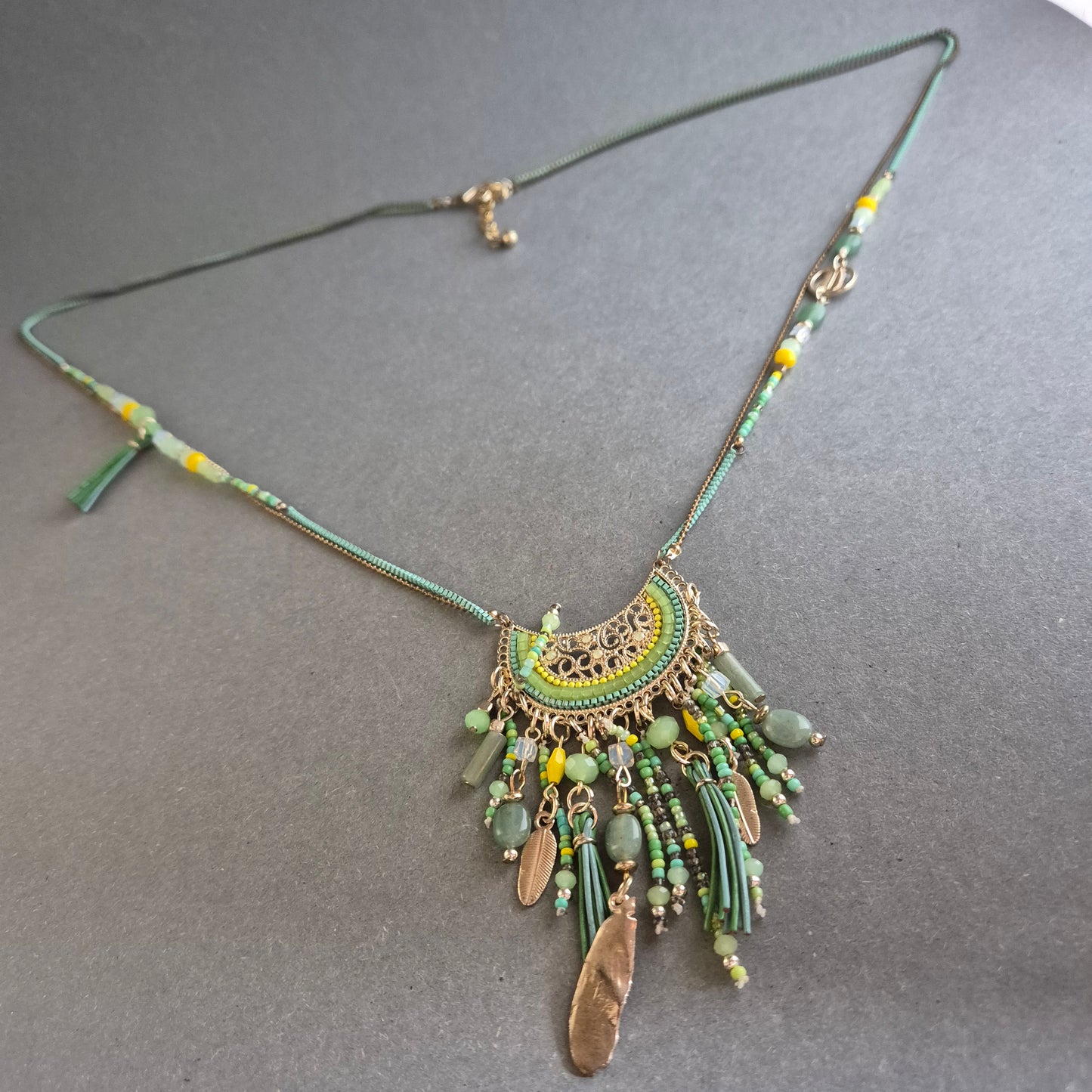 Boho-Kette mit Halbmond & grünen Perlen