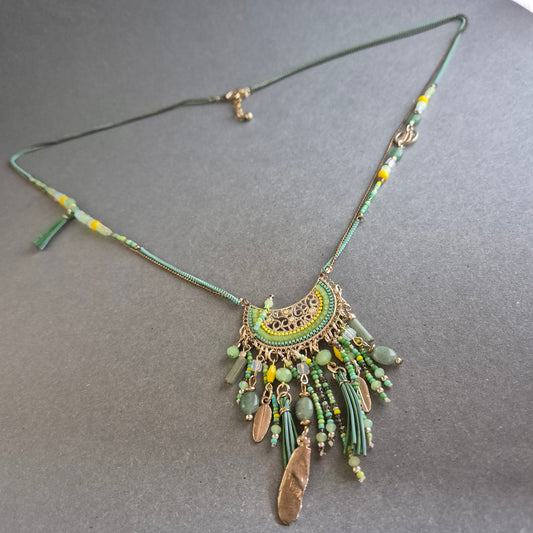 Boho-Kette mit Halbmond & grünen Perlen