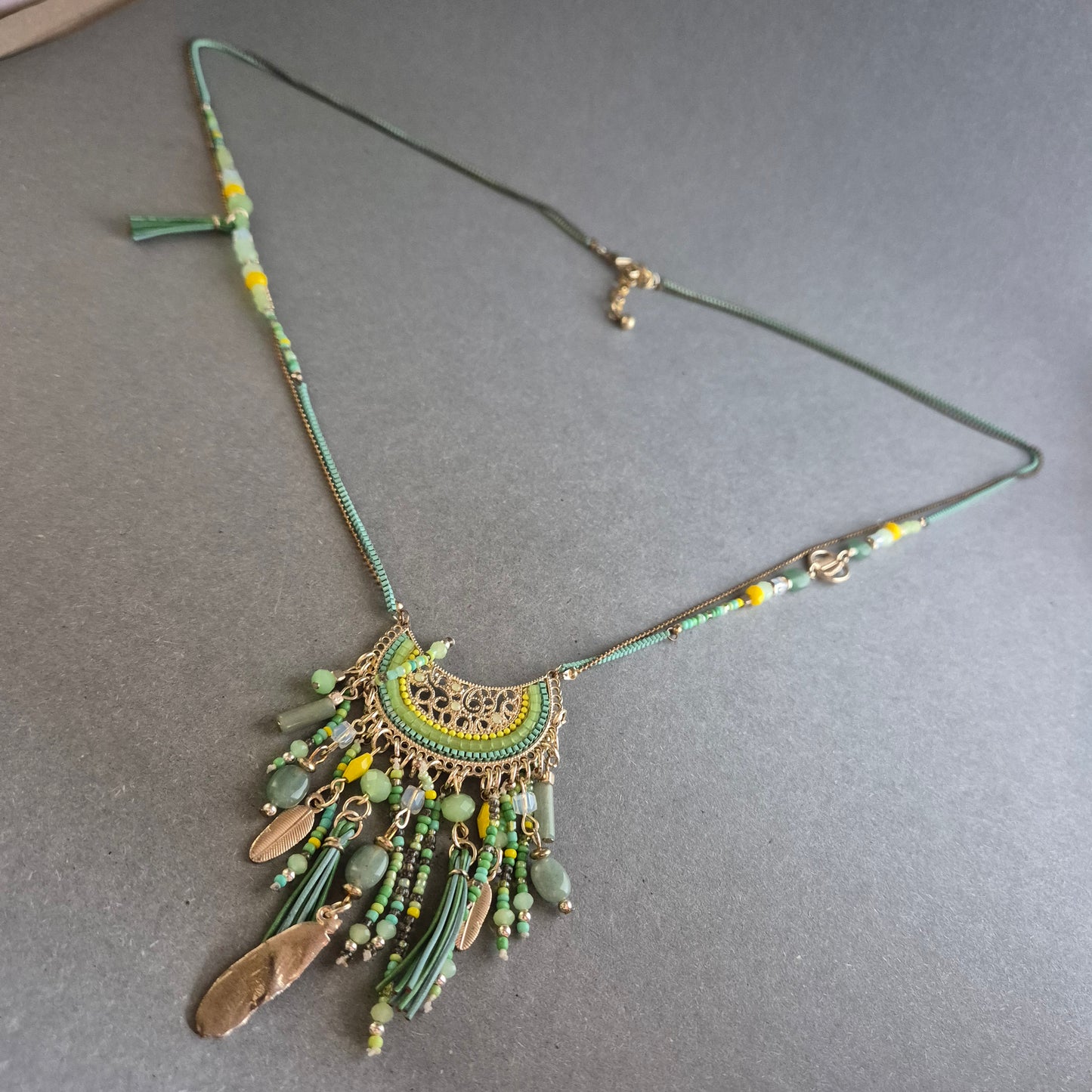 Boho-Kette mit Halbmond & grünen Perlen