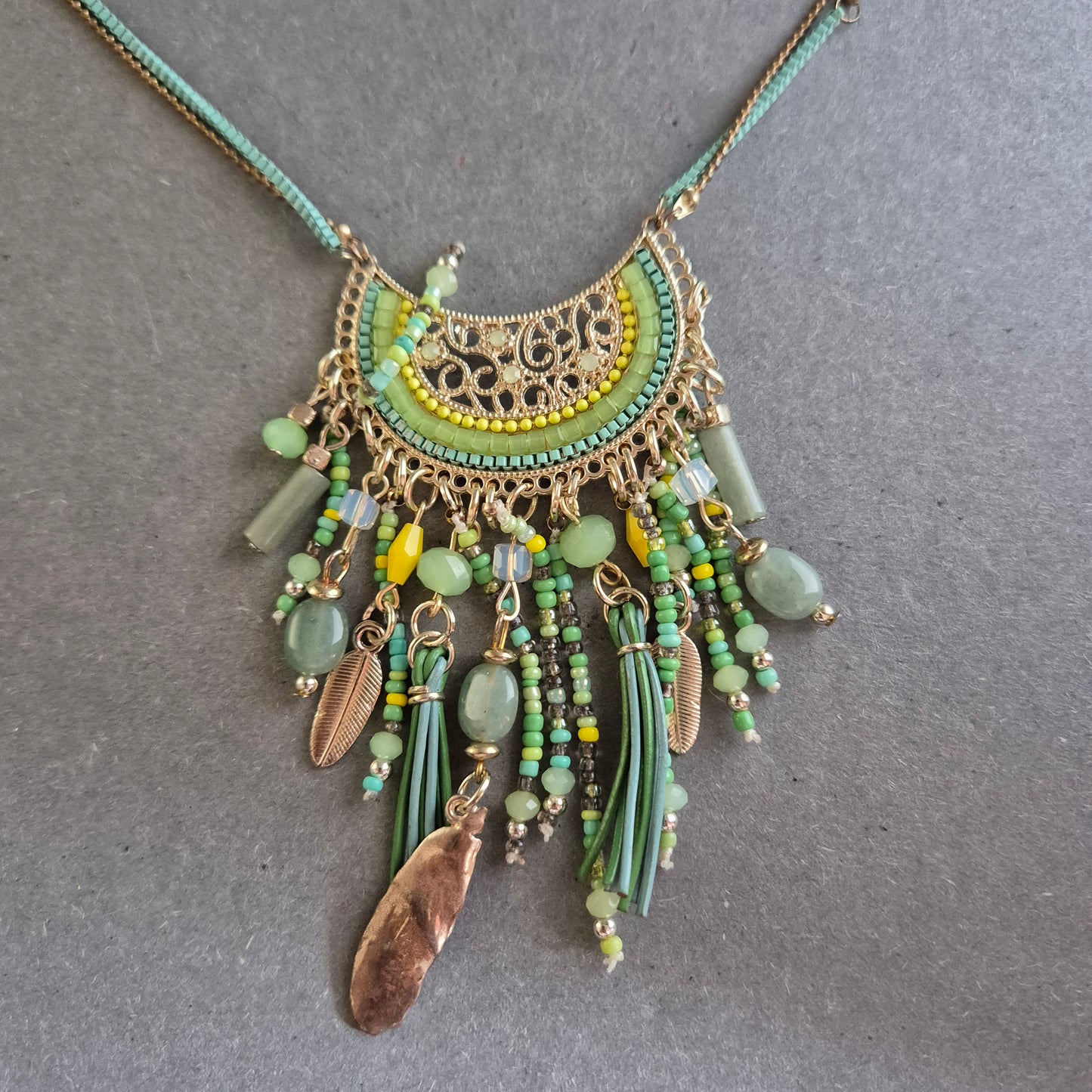 Boho-Kette mit Halbmond & grünen Perlen