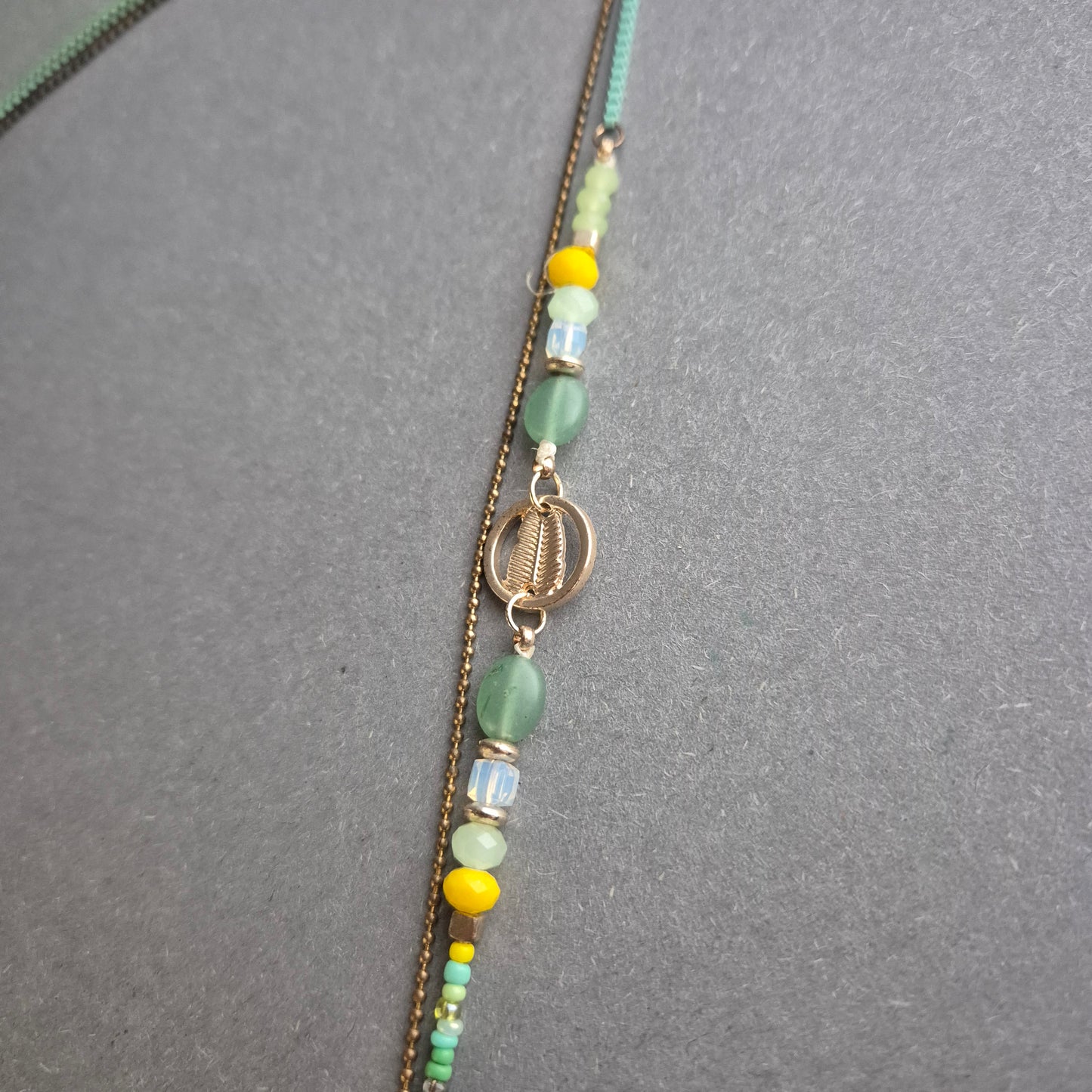 Boho-Kette mit Halbmond & grünen Perlen