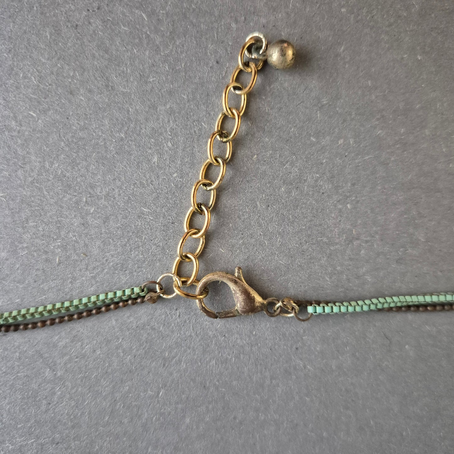 Boho-Kette mit Halbmond & grünen Perlen