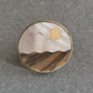 Runde Intarsien-Brosche – Perlmutt Landschaft