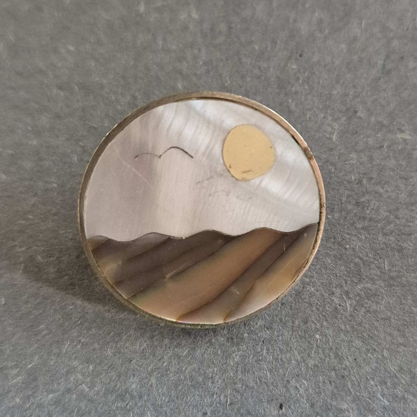 Runde Intarsien-Brosche – Perlmutt Landschaft