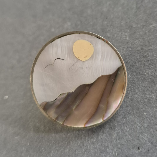 Runde Intarsien-Brosche – Perlmutt Landschaft