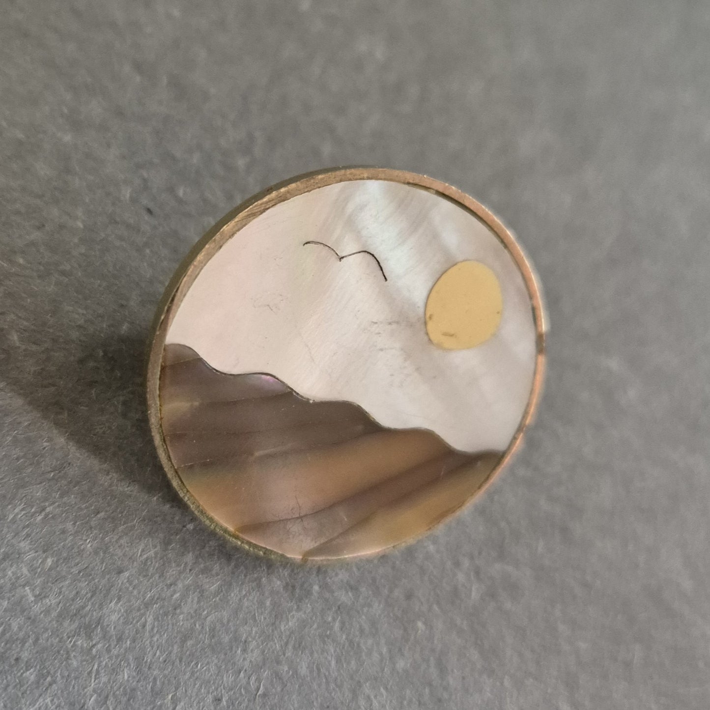 Runde Intarsien-Brosche – Perlmutt Landschaft