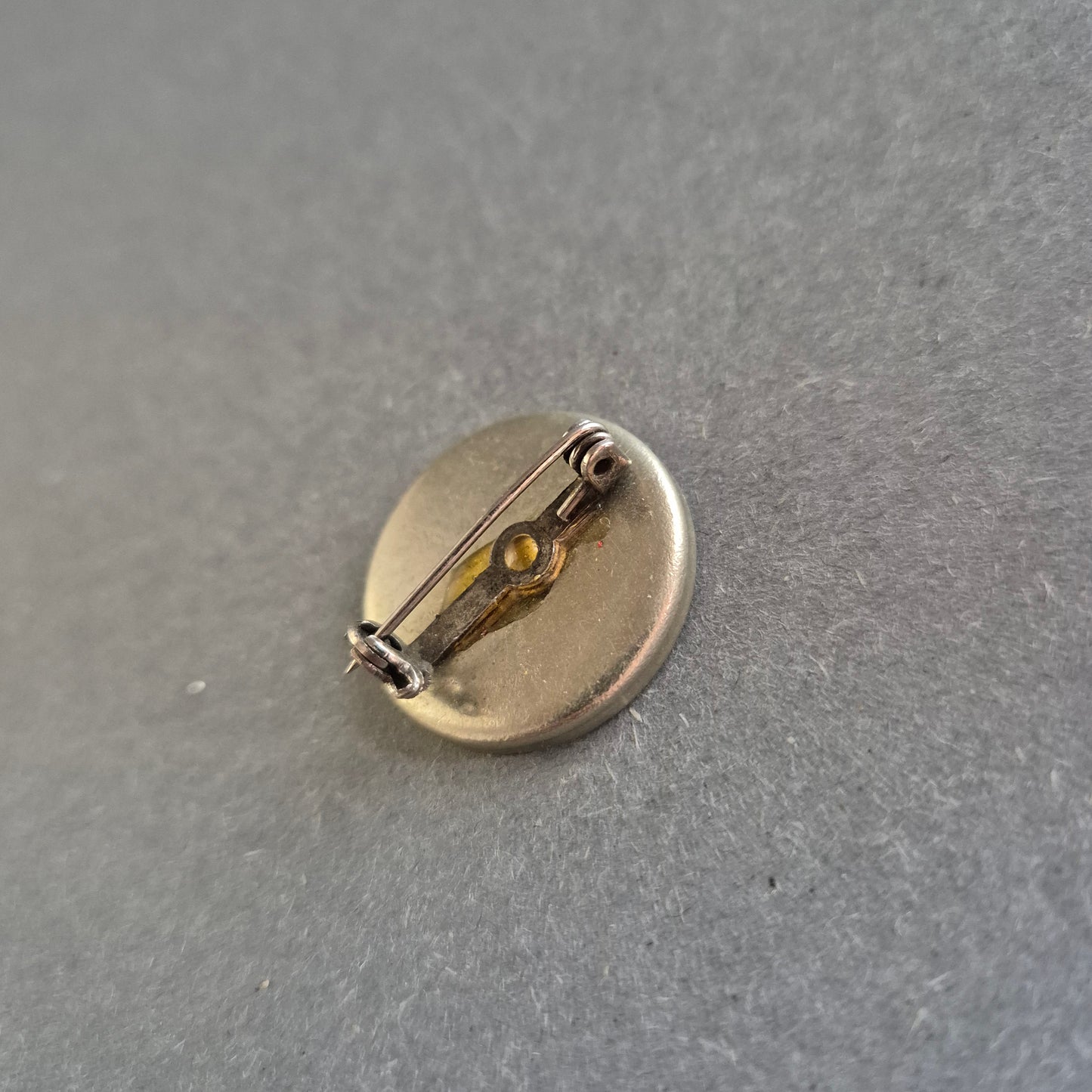 Runde Intarsien-Brosche – Perlmutt Landschaft