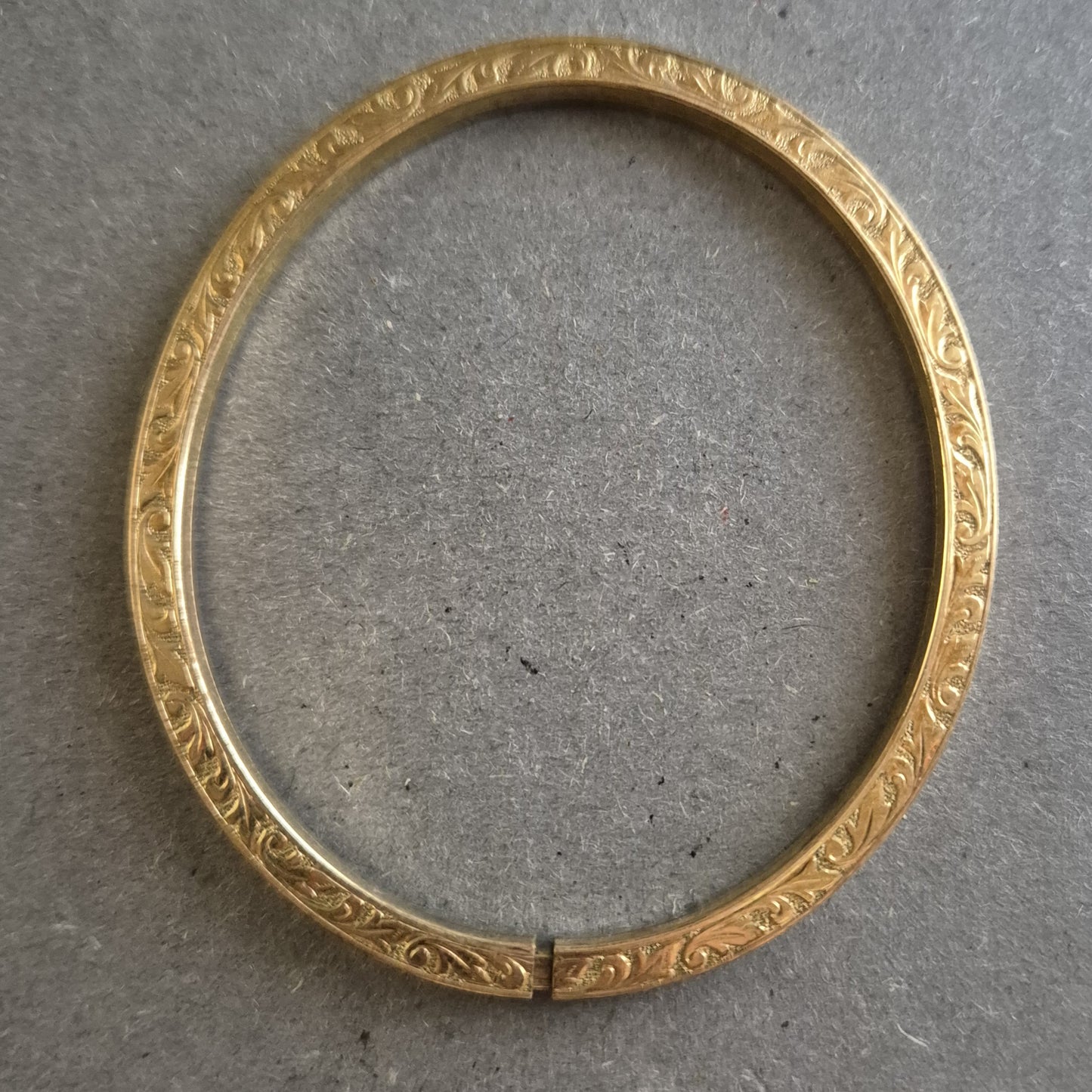 Goldfarbener Armreif mit Gravur – Klassisch & Elegant