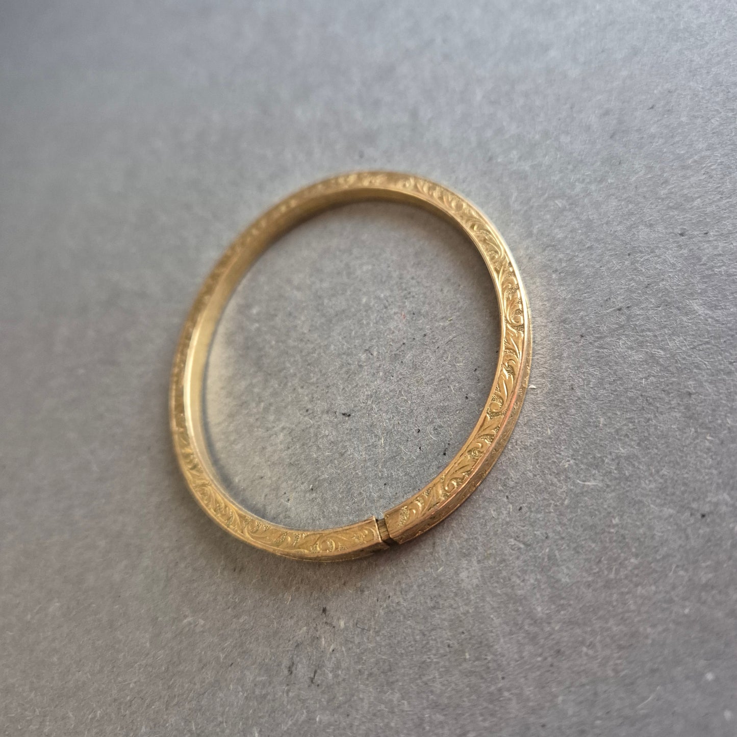 Goldfarbener Armreif mit Gravur – Klassisch & Elegant