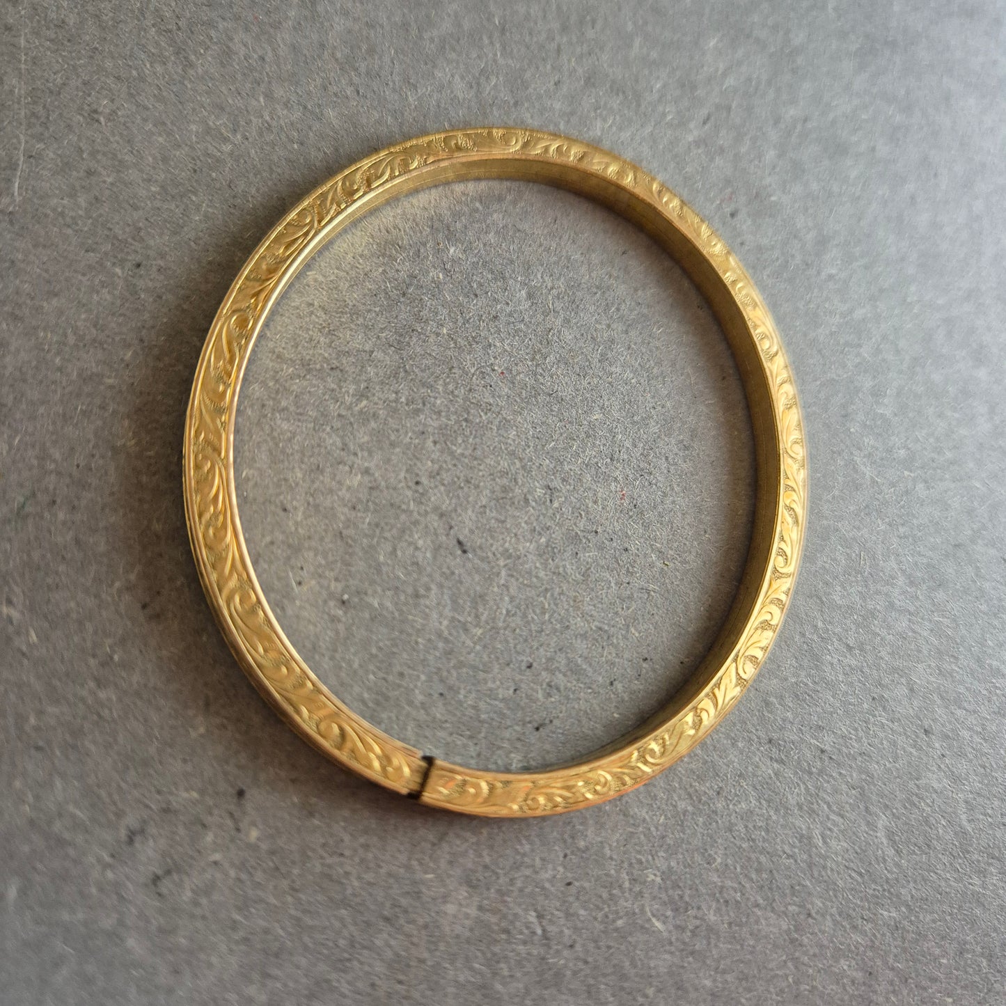 Goldfarbener Armreif mit Gravur – Klassisch & Elegant