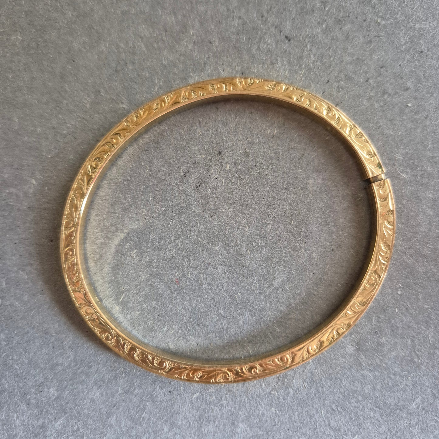 Goldfarbener Armreif mit Gravur – Klassisch & Elegant