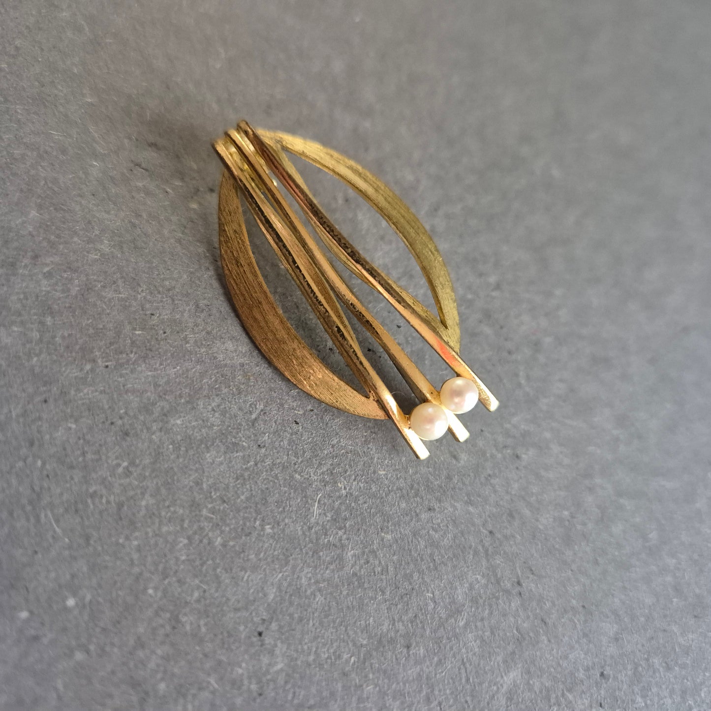 Vintage Brosche aus vergoldetem Metall mit Zuchtperlen-Akzent