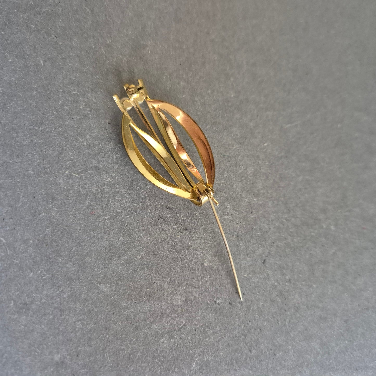 Vintage Brosche aus vergoldetem Metall mit Zuchtperlen-Akzent