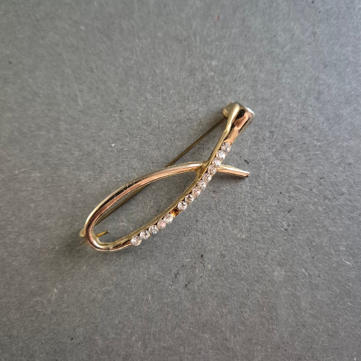 Vergoldete Vintage Brosche mit Strasssteinen