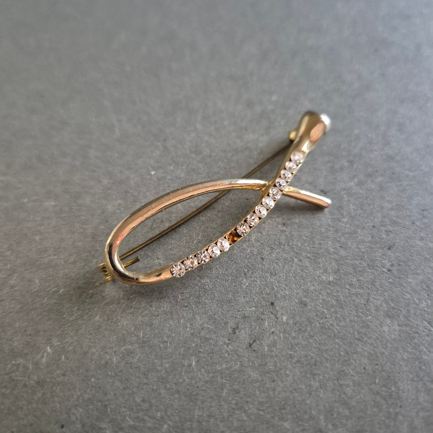 Vergoldete Vintage Brosche mit Strasssteinen