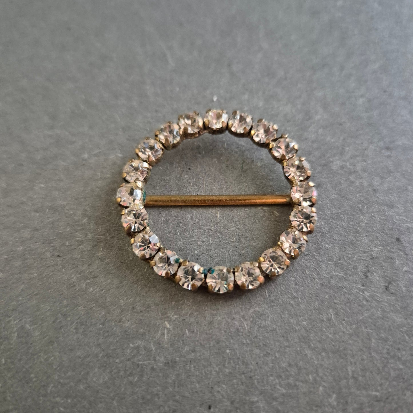 Runde Vintage Brosche mit klaren Strasssteinen