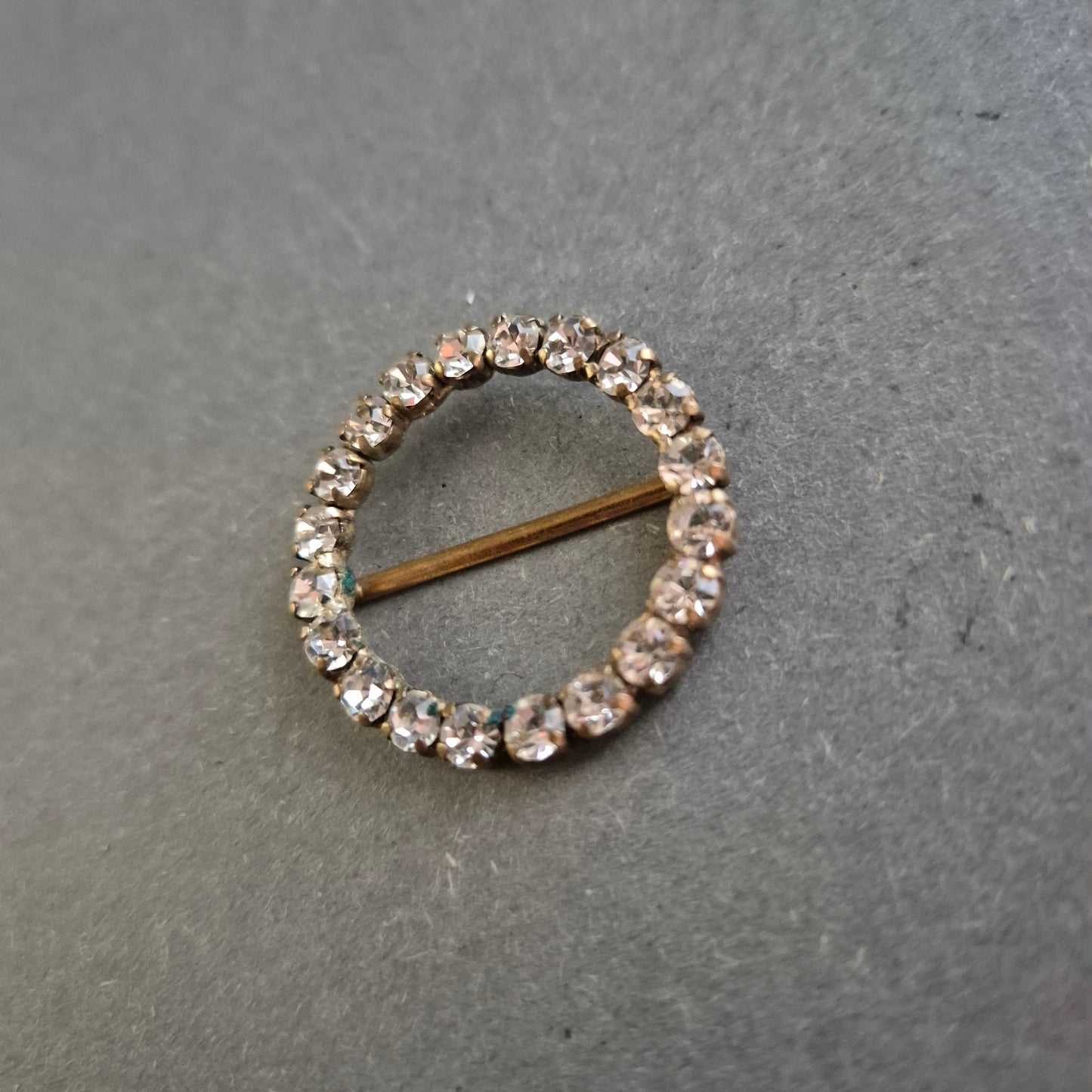 Runde Vintage Brosche mit klaren Strasssteinen