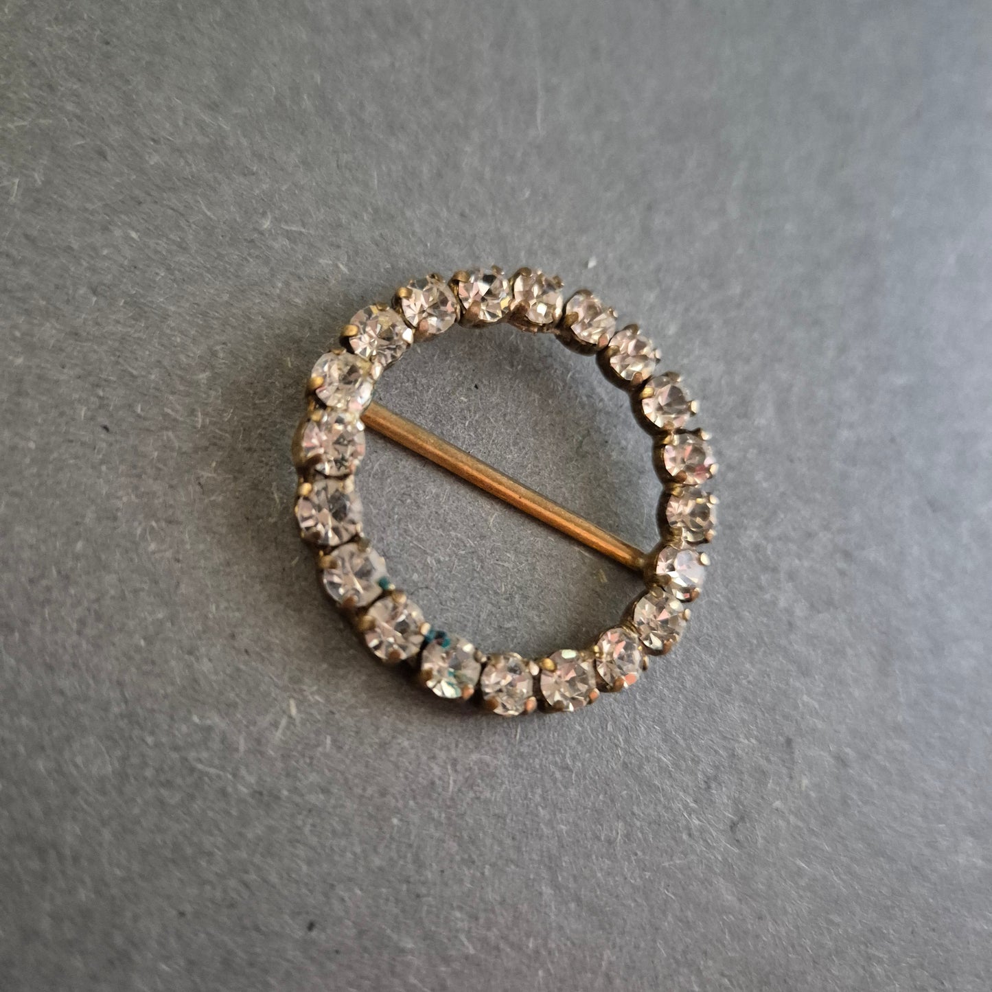 Runde Vintage Brosche mit klaren Strasssteinen