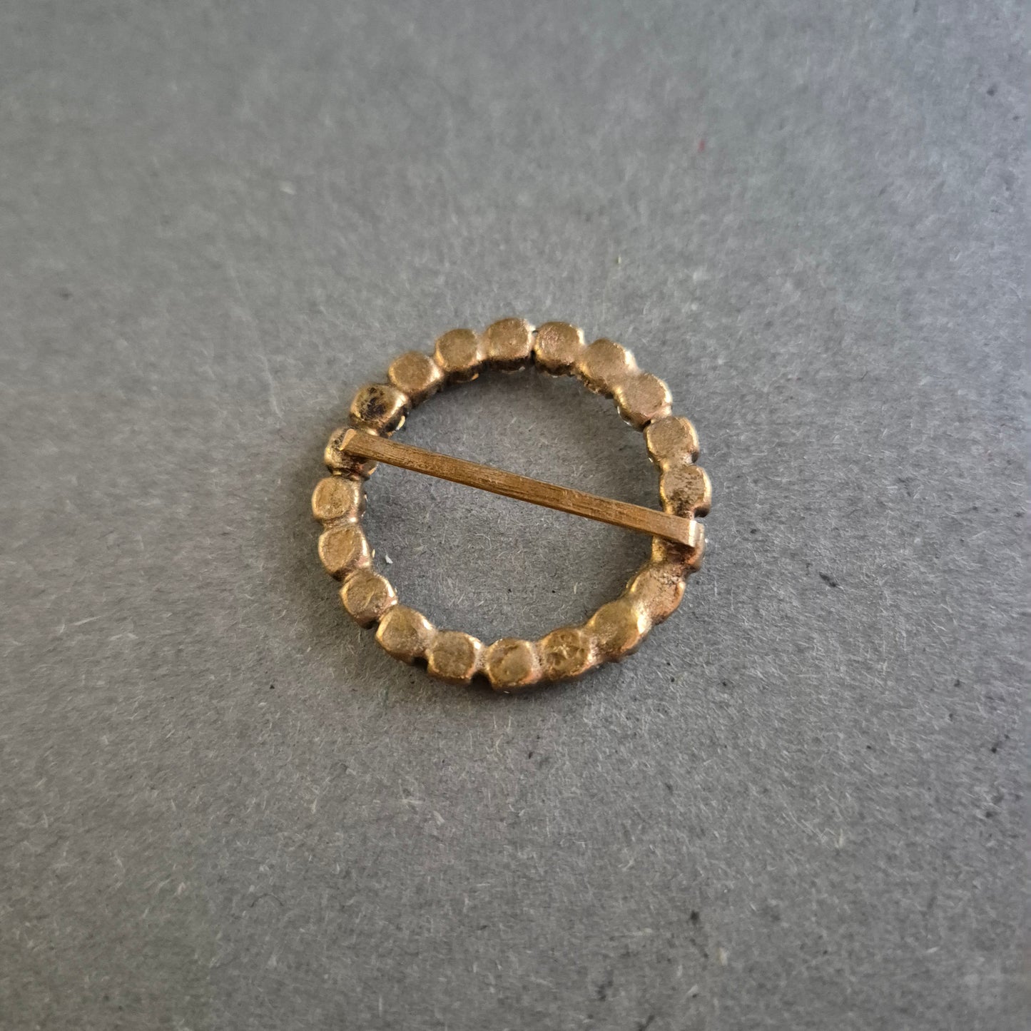 Runde Vintage Brosche mit klaren Strasssteinen