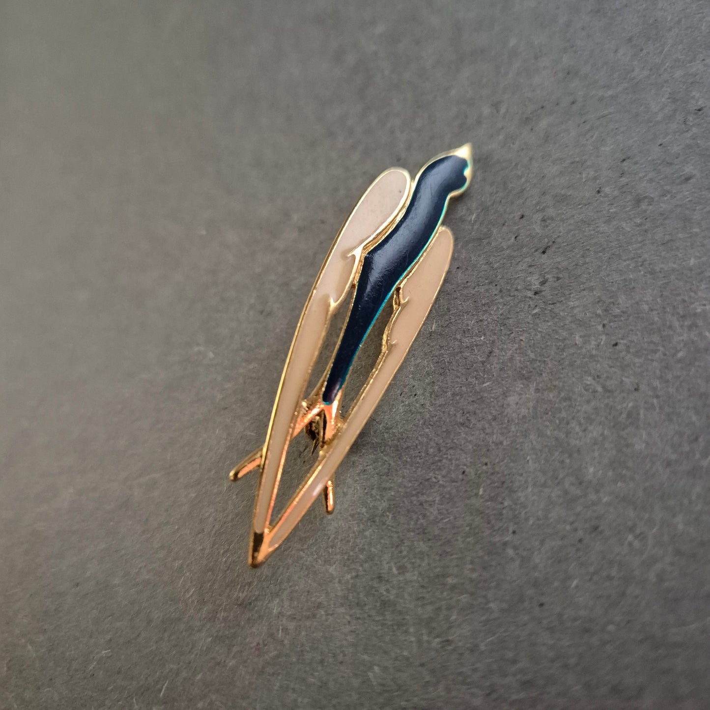 Vergoldete Vintage Brosche mit Emaille-Design