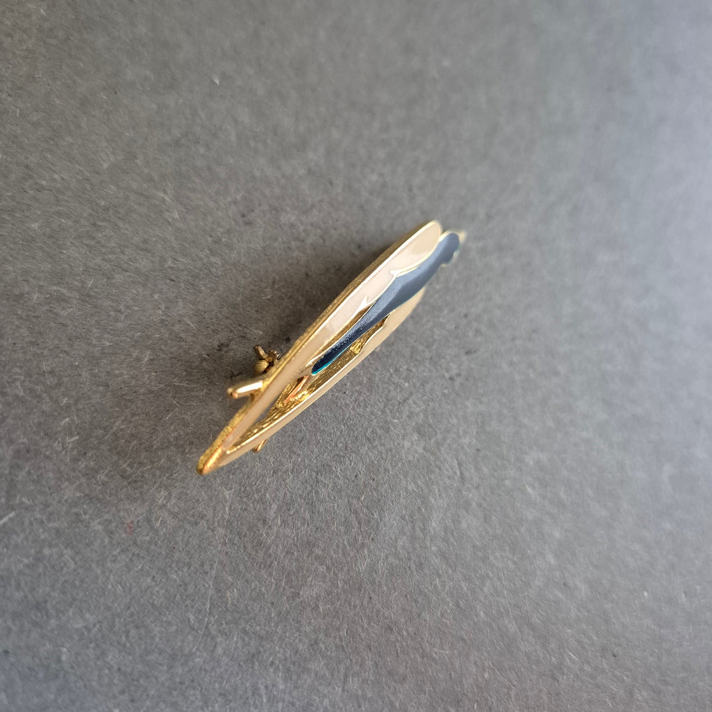 Vergoldete Vintage Brosche mit Emaille-Design