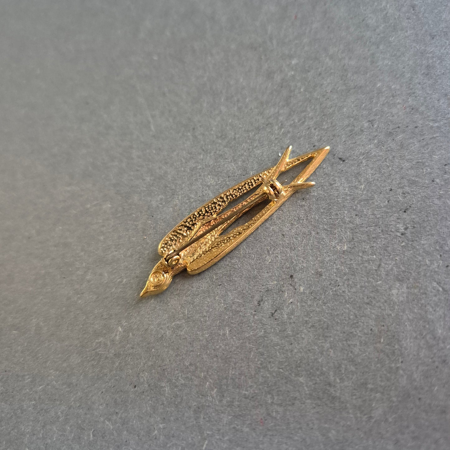 Vergoldete Vintage Brosche mit Emaille-Design