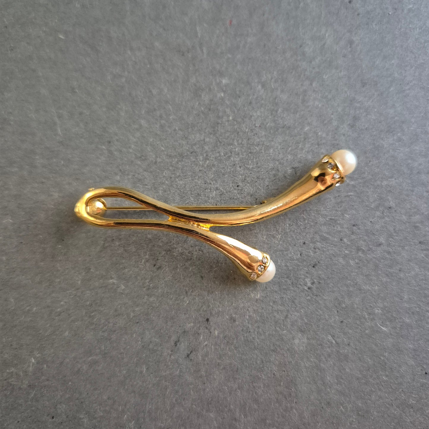 Vergoldete Vintage Brosche mit zwei Zuchtperlen