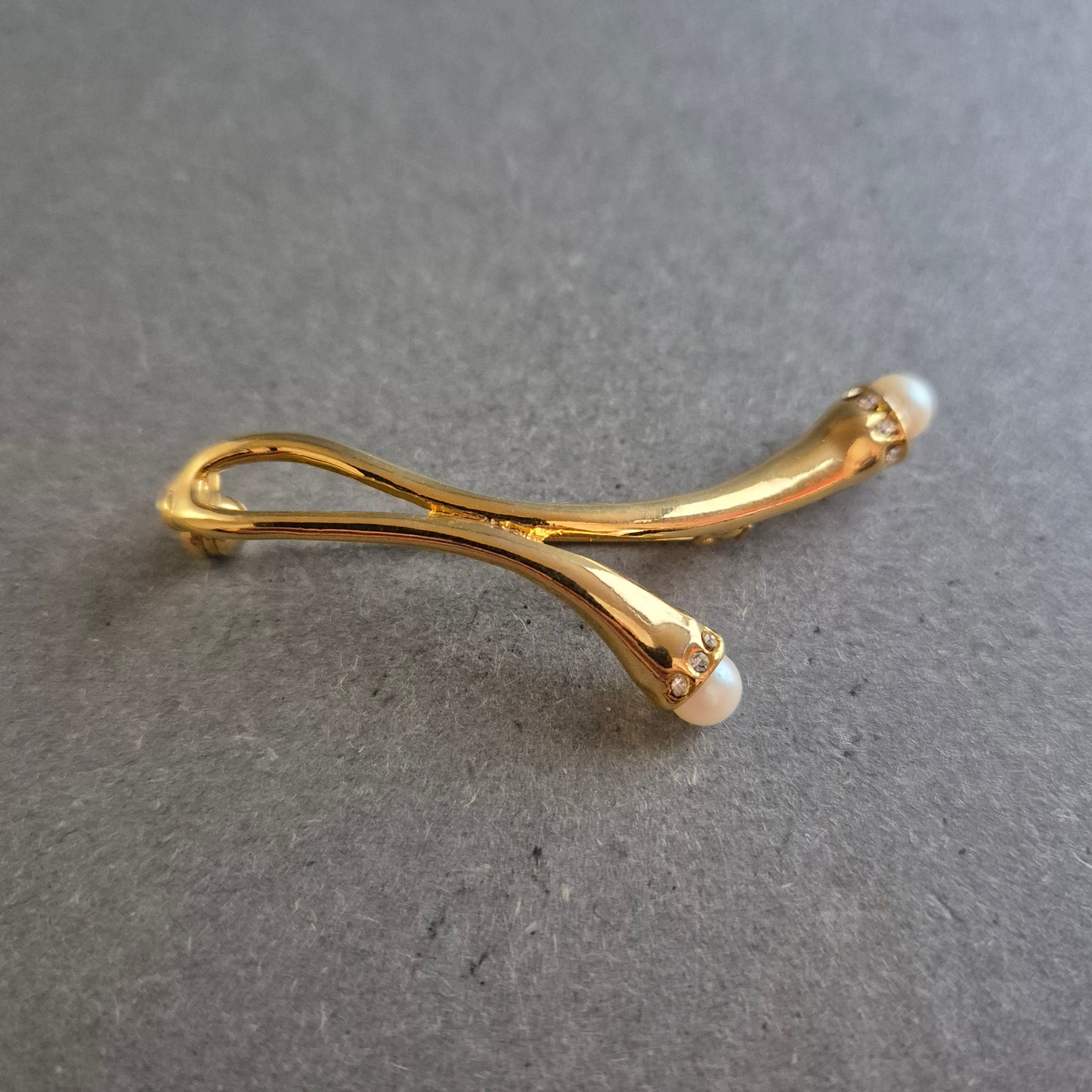 Vergoldete Vintage Brosche mit zwei Zuchtperlen