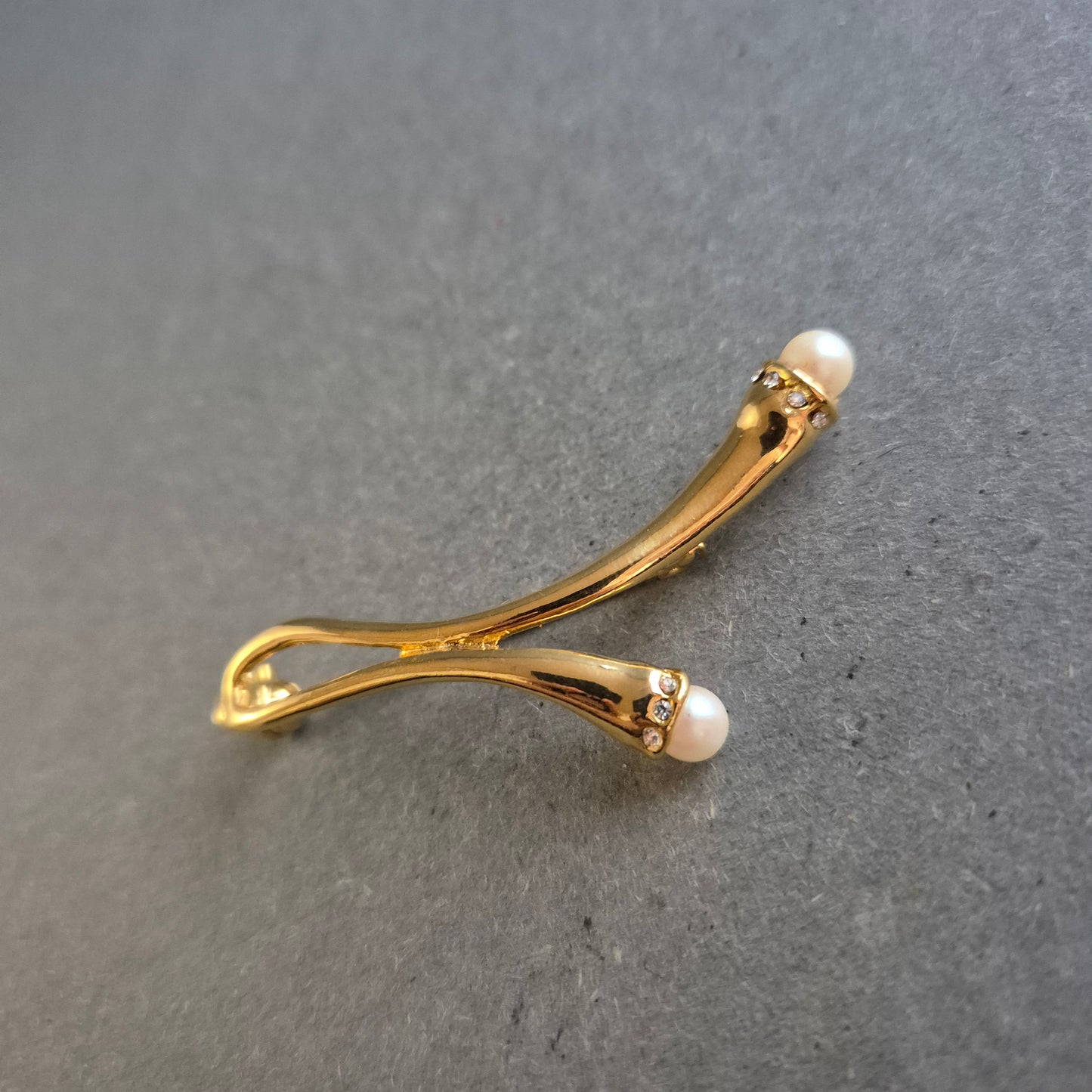 Vergoldete Vintage Brosche mit zwei Zuchtperlen