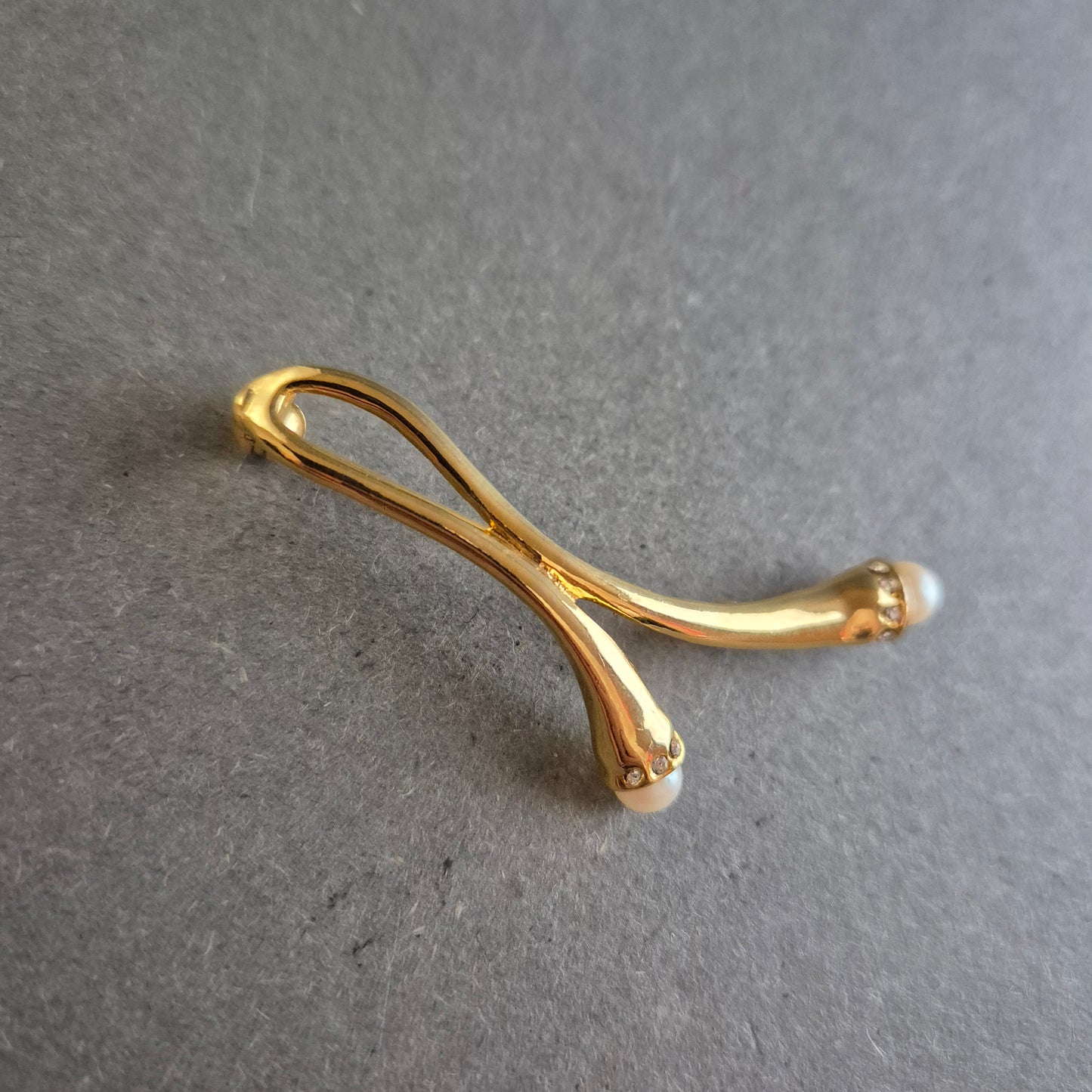 Vergoldete Vintage Brosche mit zwei Zuchtperlen