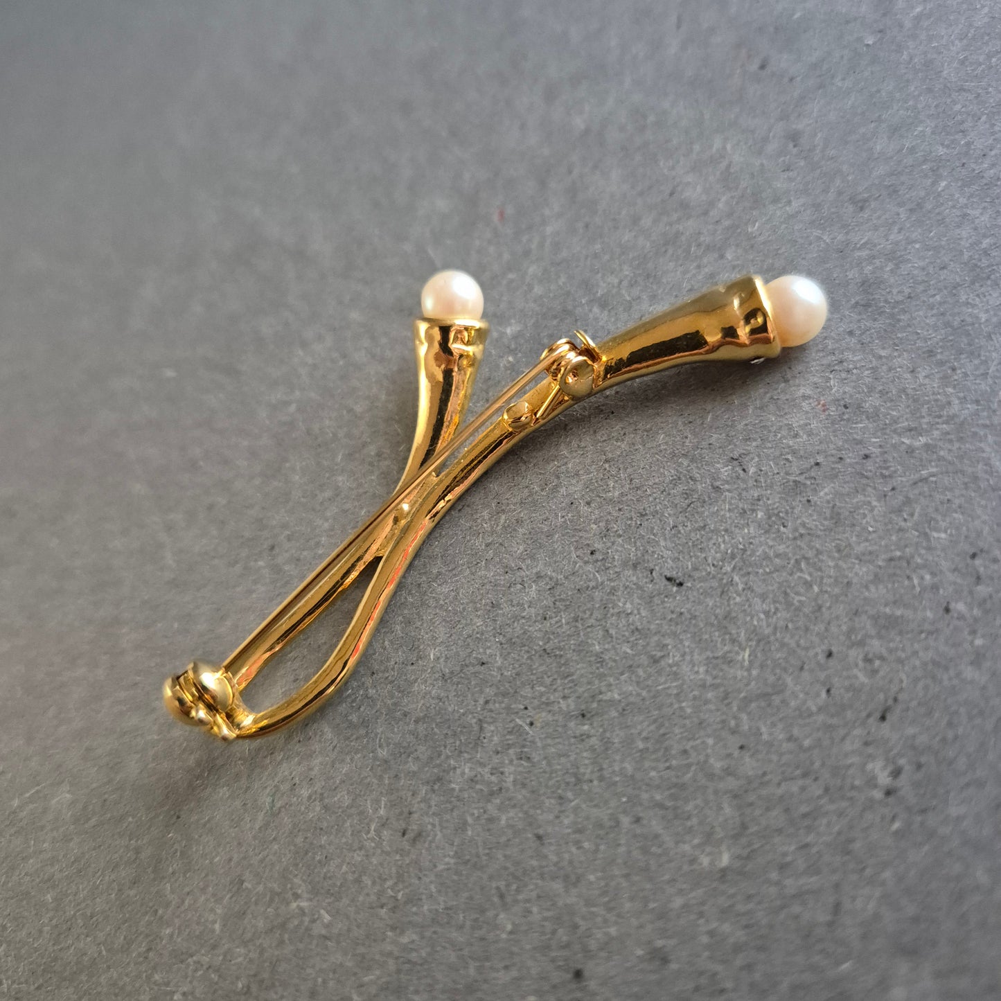 Vergoldete Vintage Brosche mit zwei Zuchtperlen