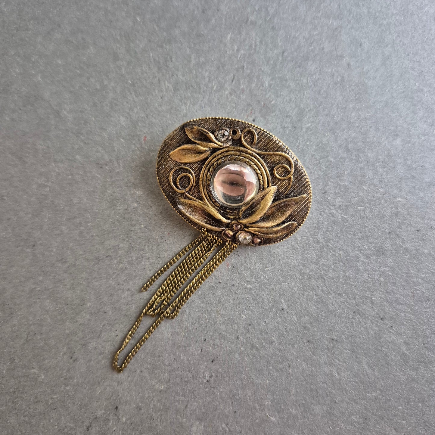 Antike Brosche mit Glasstein und Kettendetails
