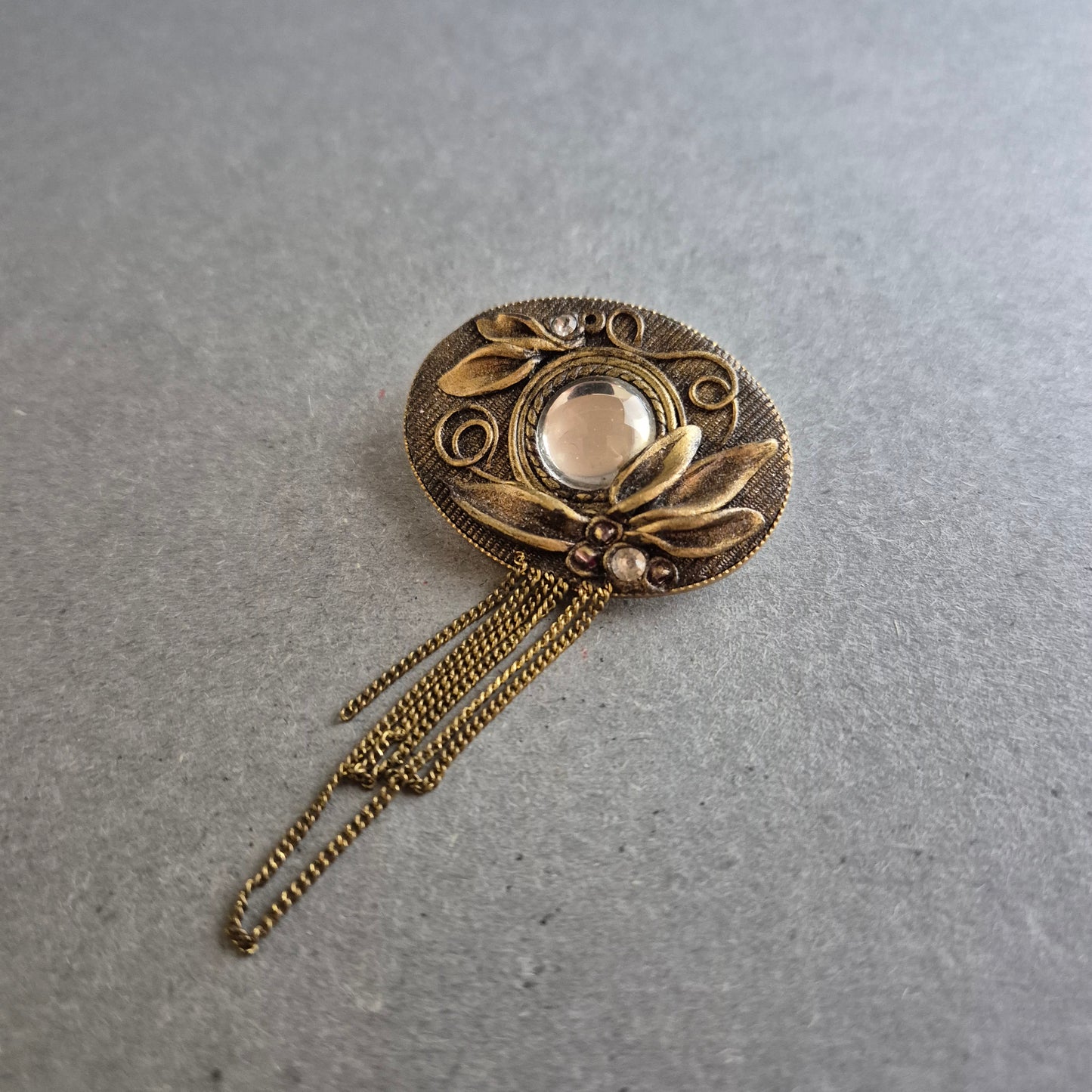 Antike Brosche mit Glasstein und Kettendetails