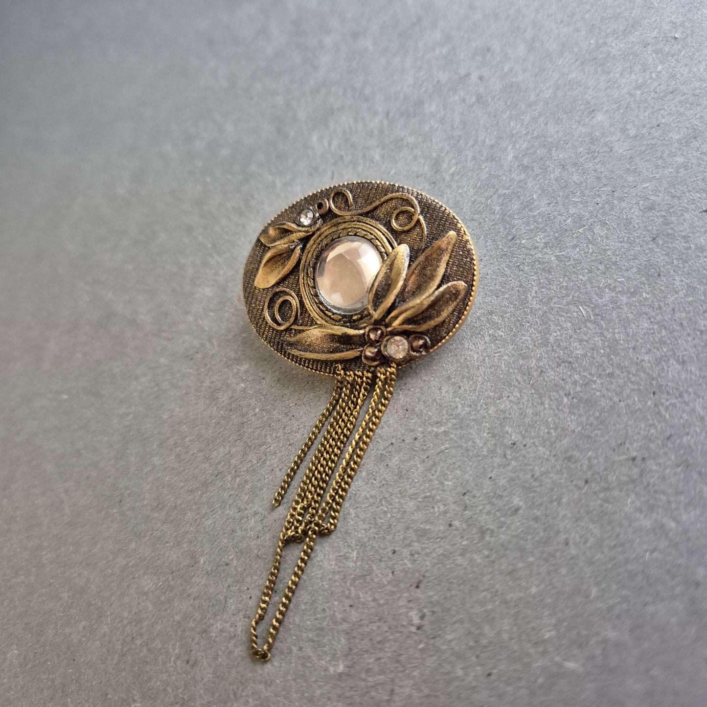 Antike Brosche mit Glasstein und Kettendetails