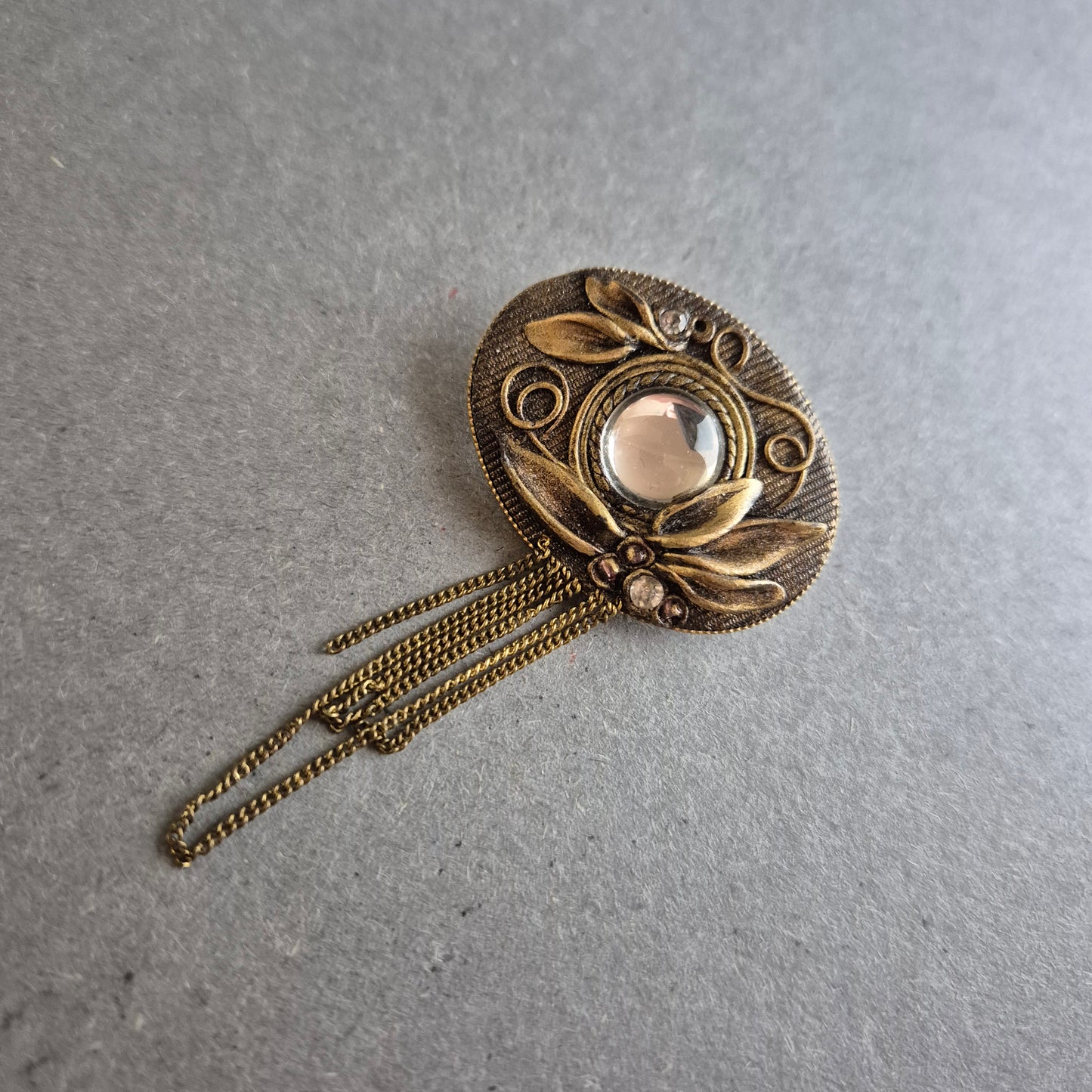 Antike Brosche mit Glasstein und Kettendetails