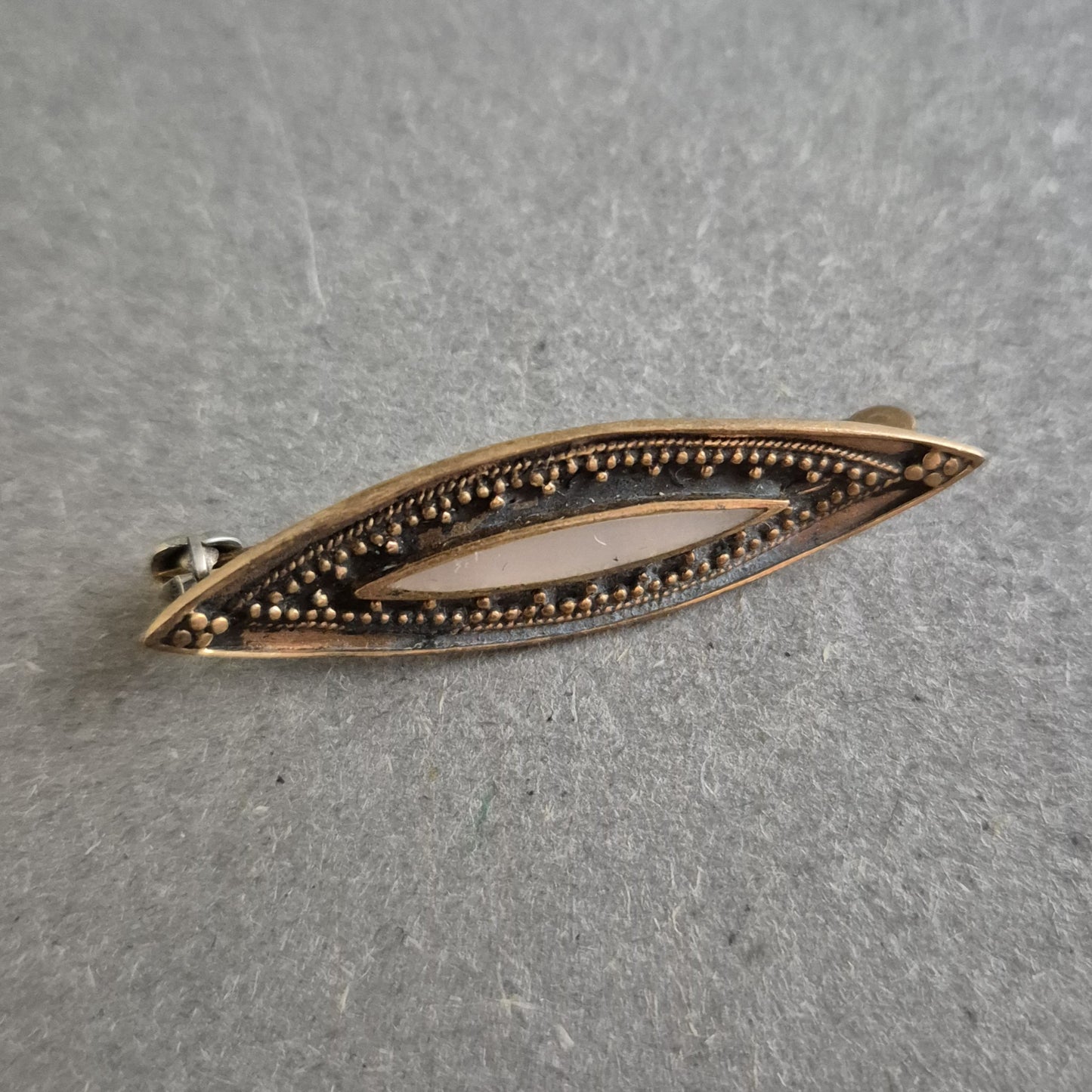 Antike Brosche in Blattform mit Rosenquarz-Optik