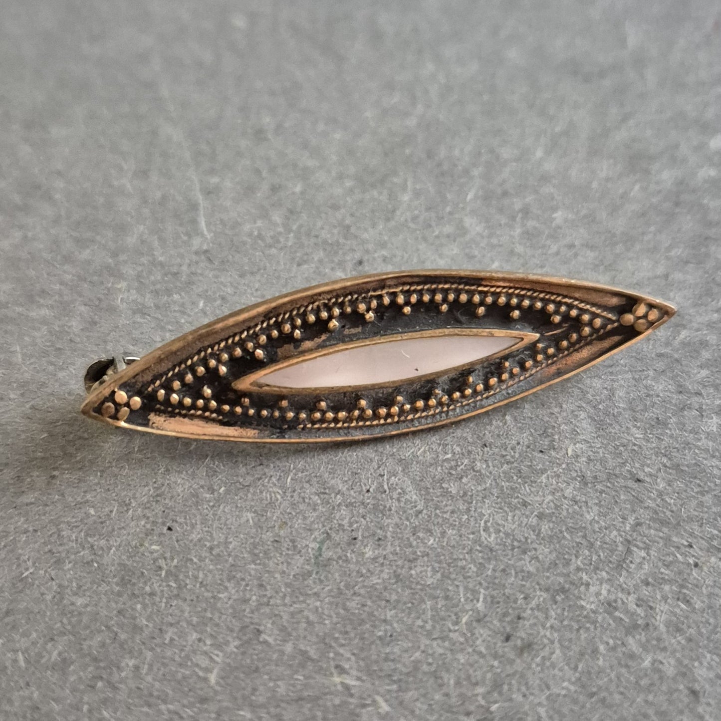 Antike Brosche in Blattform mit Rosenquarz-Optik