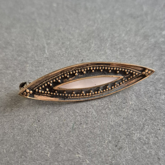 Antike Brosche in Blattform mit Rosenquarz-Optik