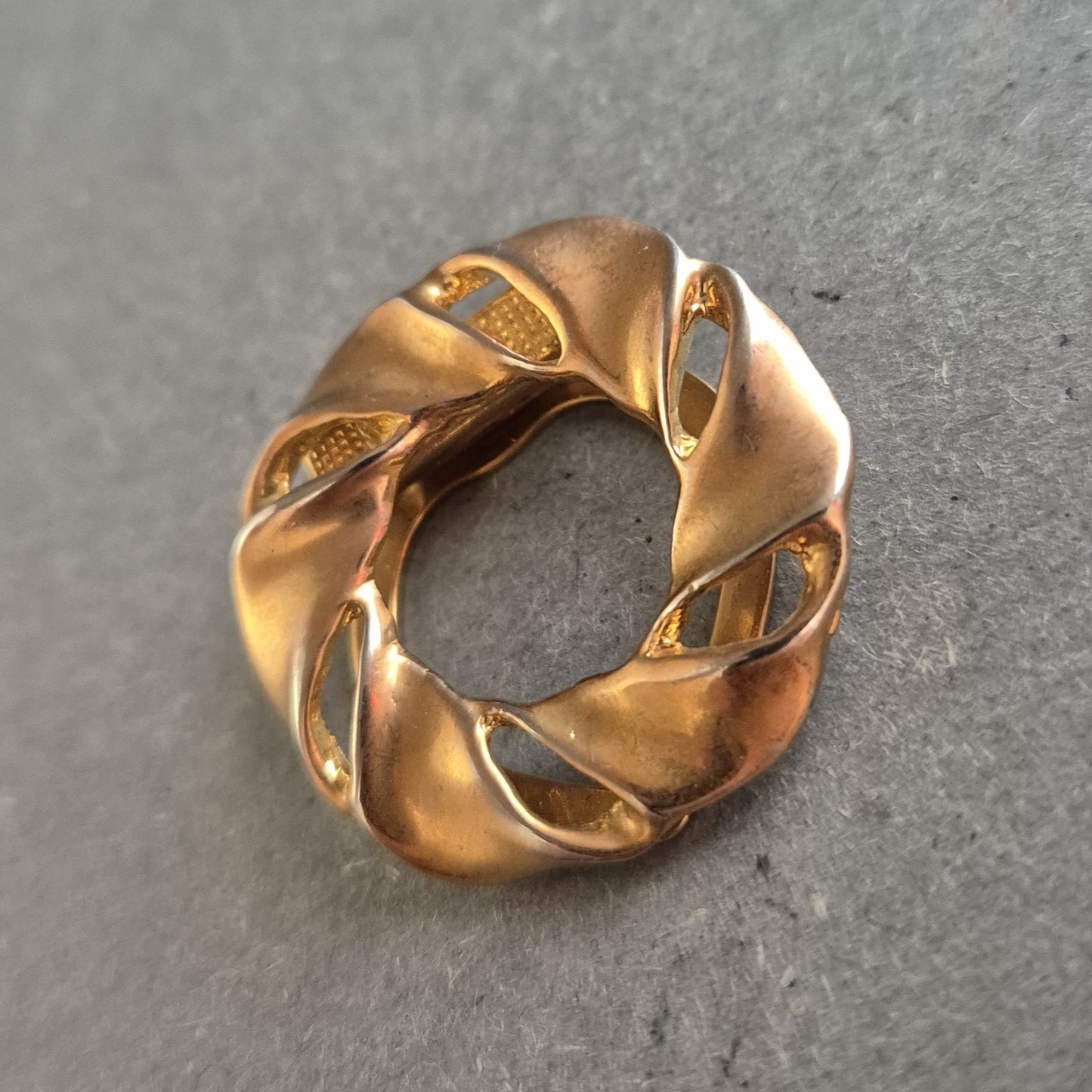 Vergoldete Vintage Brosche im Spiraldesign