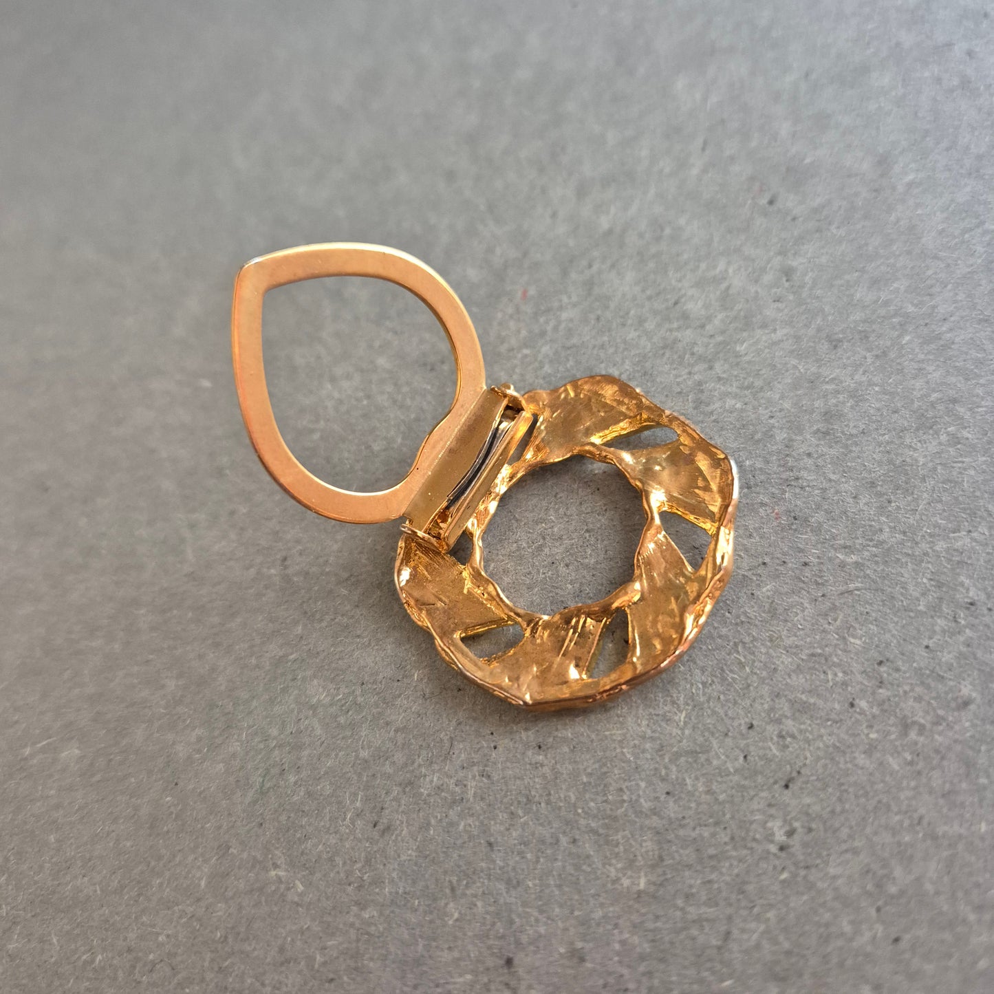 Vergoldete Vintage Brosche im Spiraldesign