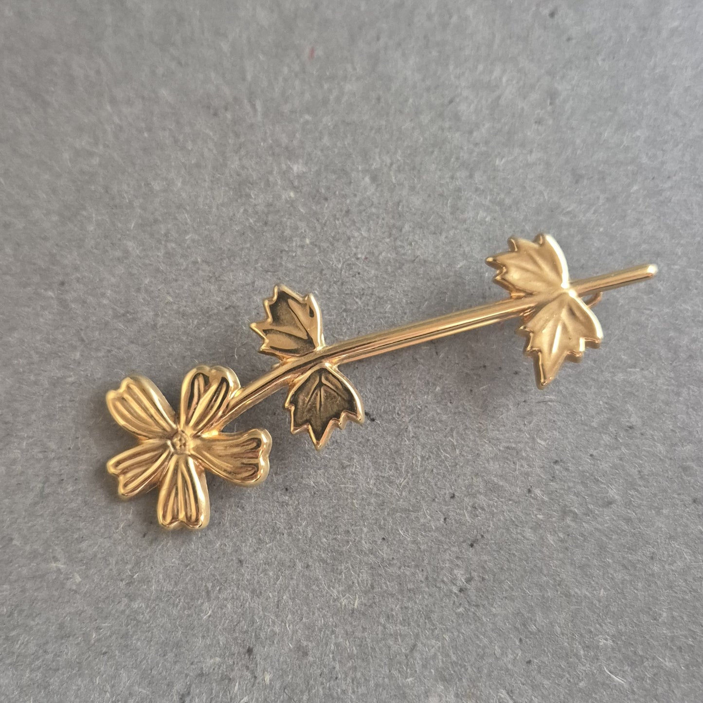 Goldene Vintage-Brosche mit floraler Blattverzierung