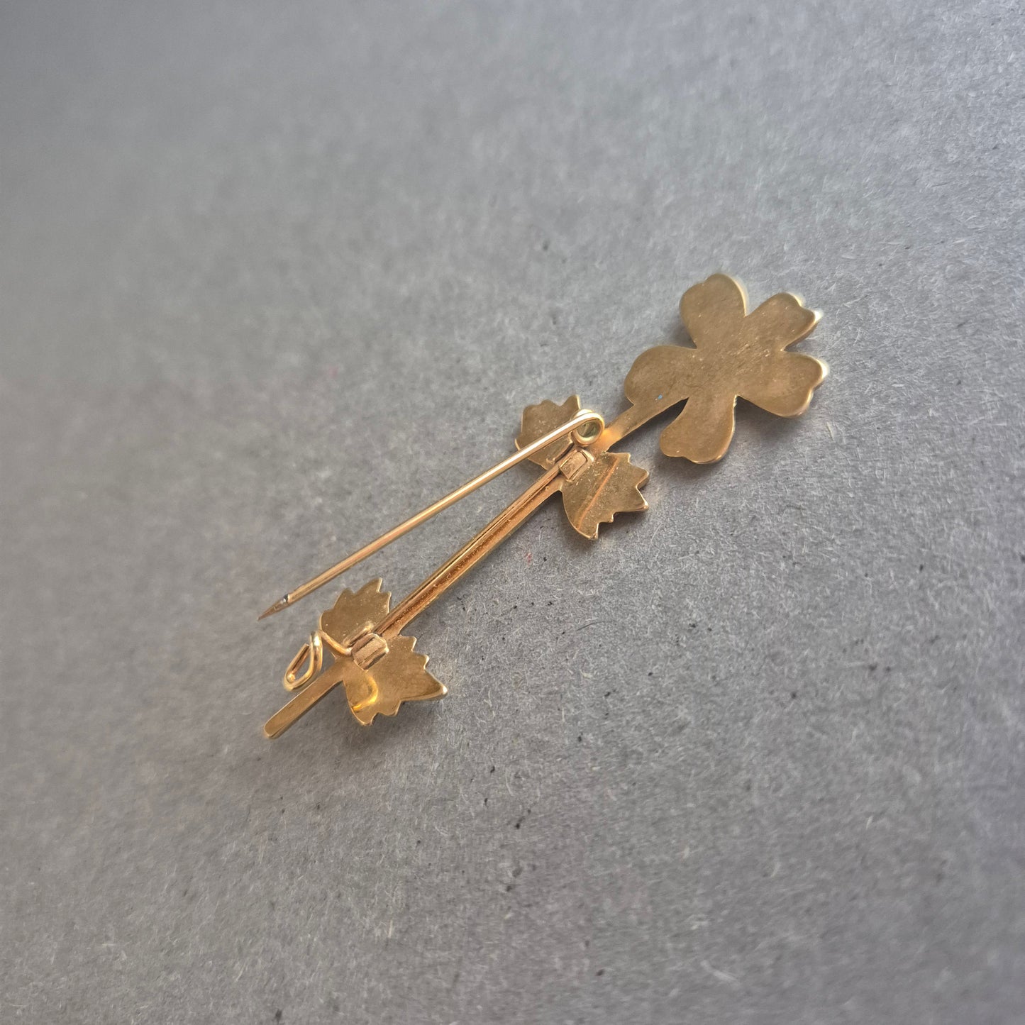 Goldene Vintage-Brosche mit floraler Blattverzierung